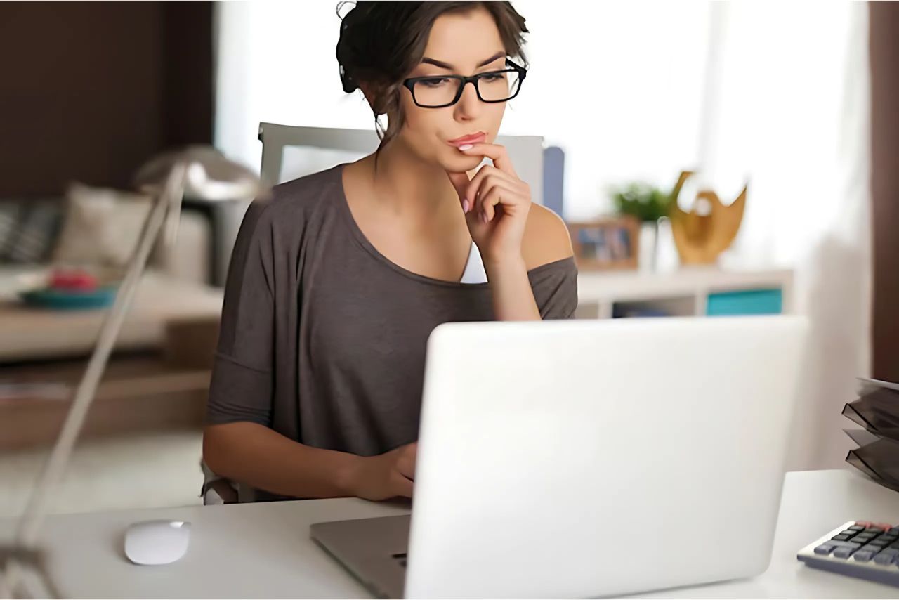 Empresária comparando agências de marketing digital no notebook
