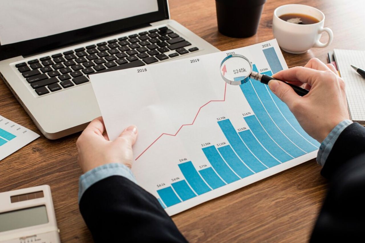 Profissional avaliando investimento em marketing digital com gráfico de crescimento.