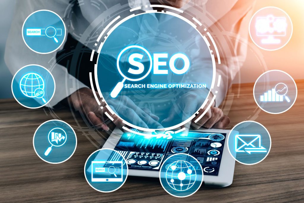Especialista em SEO apontando para icones relacionados a SEO