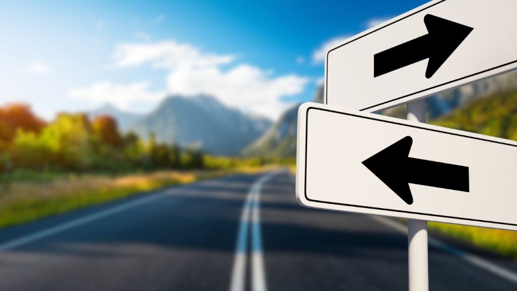 Estrada embaçada com placas de objetivos confusas, representando campanhas de tráfego pago sem metas definidas.